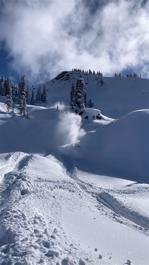 🇨🇦❄️ Канадаас Монголруу цасны мотоцикл нийлүүлнэ ❄️🇲🇳 Хотын стрессээс гарч цэвэр агаарт, задгай талд жинхэнэ чөлөөг мэдрэхийг хүсдэг залуусдаа. Манайх Канад улсаас цасны мотоцикл захиалгаар нийлүүлэх боломжтой боллоо. Канад улсад цасны мотоциклийн хамгийн сайн брэндүүд байдаг бил ээ. Түүнийгээ дагаад нэмэлт хамгаалалтын хувцас, каск гэх мэт хамтад нь захин авах боломжтой боллоо. Ski-Doo Polaris Arctic Cat Чатаар холбогдоорой. | Apex Motors Mongolia