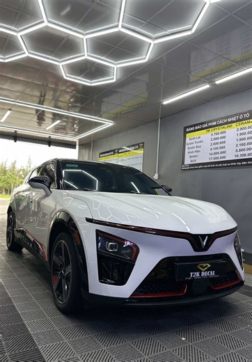 VF7 lên combo full nóc đen siêu bóng kết hợp điểm nhấn đỏ Candy 🚙 Cách phối màu vừa đủ nổi bật nhưng vẫn giữ được sự hài hòa tổng thể, tạo điểm nhấn tinh tế giúp VF7 trông cuốn hơn khi di chuyển và có chiều sâu rõ rệt khi nhìn thực tế. Thi công chuẩn form, bề mặt mịn đẹp, dễ vệ sinh và hỗ trợ bảo vệ sơn zin trong quá trình sử dụng hằng ngày. #T2KDecal #danxedanang #vf7 #ppf #nocden