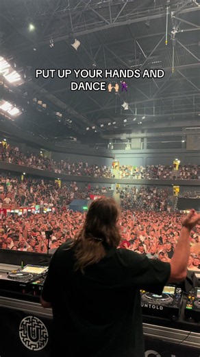 Solomun put up your hands and dance — crowd reaction at the DJ set