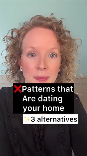 🌟Let's have a heart-to-heart on patterns! Ever feel like your living area is caught in a style time loop? Certain patterns might make your space seem stuck in the past, while others always seem to stay in style. 💫Think about it, florals used in your decor can be delightful but when they become a wallpaper, they might feel a little too permanent, and not necessarily in a timeless way. What about trying a geometric floral or a monochromatic floral? This way, the pattern is present but understate