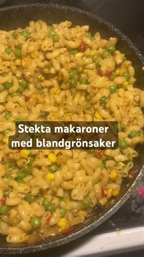 Snabba stekta makaroner med paprika,#lök#vitlök#paprka blandgrönsaker.Klart på några minuter. Testa