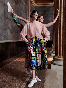 Phantasie Signature Collection: buoyant prints play a lead role in the bright and bold motifs that replicate an oil painter by Arhur Arbesser.⁠ See more at: https://bit.ly/PhantasieSignatureCollection | Weekend Max Mara