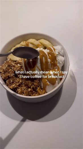 this turned out even better than my last one 🤤☕️ Yogurt with coffee, caramelised oats, banana, and PB! Btw, scooping the yogurt like ice cream is sooo satisfying #breakfast#breakfastbowl#oatmeal#espresso#yoghurtbowl