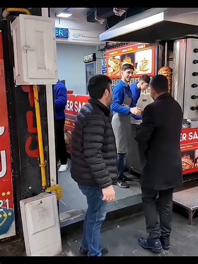 Komik Yorumlar: Karizma Çocuk ve Selamlaşma Şakaları