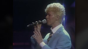 Let’s Dance”, do David Bowie, sempre me lembra que algumas conexões deixam marca. Mesmo quando o ritmo muda e os caminhos se separam, a dança que a gente viveu continua ecoando no coração. 💫 | 80 Alternativo