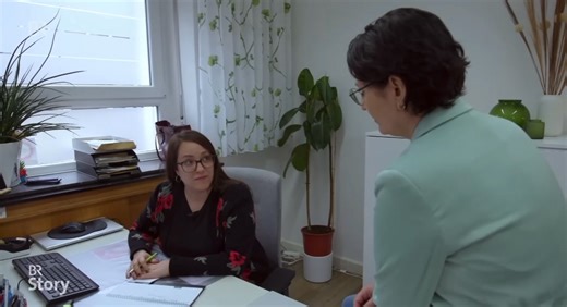 Wir sind Teil der investigativen Dokumentation namens “Tödlicher Hass gegen Frauen: Morgen muss ich sterben”, welche ab sofort in der ARD Mediathek und auf Youtube verfügbar ist. Die Doku von Kira Lorenz & Lisa Wreschniok beleuchtet persönliche Schicksale, bittere Realitäten sowie fachliche Einschätzungen von Expertinnen wie Suna Tanış (Leitung FH OB) und Iris Brand von #dienächste und der Bundesbeauftragten der Deutschen Polizeigewerkschaft Angélique Yumusak. Auch das Thema Täterarbeit wird ang