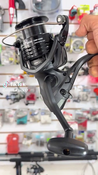 Carrete Okuma Carbonite Feeder 5000 en Ataque Masivo