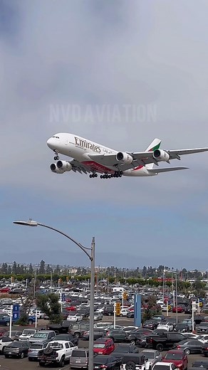 EMIRATES AIRBUS A380 LANDING AT LOS ANGELES INTERNATIONAL AIRPORT #fyp #la #losangeles #laxairport #planespotting #planespotter #planespotters #aviation #pilot #flightattendant #cabincrew #takeoff #aircraft #viral #viralvideos #airbusa380 | Nvd Aviation