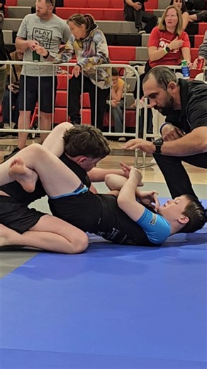 Did the ref get nervous? 🤔 #submission #jiujitsu #bjj #martialarts #grappling #shorts