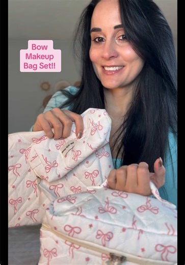 These bow makeup bags are designed so beautifully! The set has three different sizes for all your makeup, brushes, and hair care! It’s a soft, quilted texture that’s easy to maintain. 🩷🩷Super Affordable!!🩷🩷 🚨Click the shopping cart to order!🚨 #gandmbag #bowmakeupbag #bowmakeupbags #prettymakeupbags #tiktokshopholidayhaul