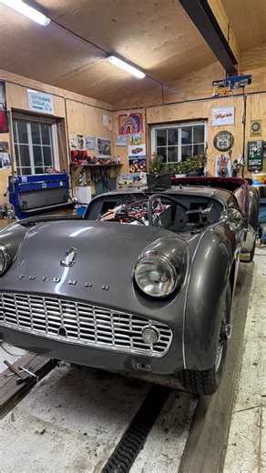 A very overdue post 😁 We have been really hammering on with the TR3a. Just before Christmas we were painfully close to being done…. But there are so many moments that need to be completed that we thought it’s best to take our time and not rush anything! Now I’m really glad we did, feels so good to have the body married back to the frame!!! We have complete cooling system cooling and pressure tested (thanx to Alex n Tom @esdi_ev_technologies for the beautiful expansion tanks). Then we closed and