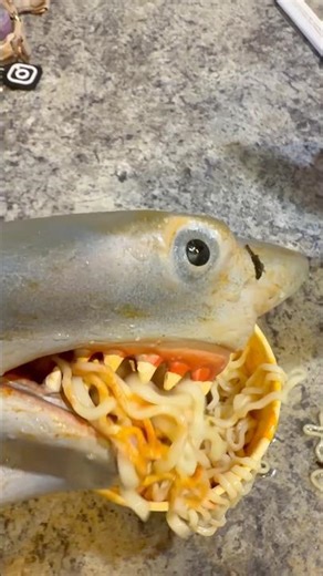 SHARK PUPPET EATS BULDAK!