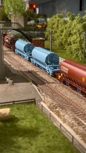 Les wagons Taoos de #Jouef sont arrivés et ils sont magnifiques ! 🤩 Les coffrets de 2 wagons-trémies sont disponibles en magasin et sur notre site web, en quantités limitées 🙌 Excellent week-end à toutes et tous ! | PARIS Modélisme