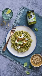Il nostro pesto è preparato con basilico fresco 100% italiano e olio extravergine di oliva, lavorato a freddo e non pastorizzato, come da antica ricetta. Con Biffi è ogni volta un viaggio nella tradizione culinaria italiana, un tributo alla freschezza e alla qualità dei nostri ingredienti. #biffi #biffi1852 #biffichepesto #pestoallagenovese | Biffi 1852