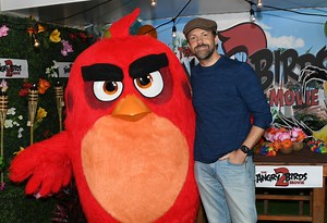 The Internet Asks: 'Was Jason Sudeikis High When He Won His Golden Globe In A Tie-Dye Hoodie?'