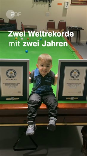 News von ZDFheute on Instagram: "Er reicht gerade mal bis zur Tischkante und hat bereits zwei Guinness Weltrekorde im Snooker geknackt. Der zweijährige Jude Owens aus England spielt die Billard-Variante bereits wie ein Profi. Den ersten Weltrekord holt er mit einem "Double Pot", ein Stoß, bei dem zwei Kugeln mit einem Stoß versenkt werden. 41 Tage später schafft er den Bandenstoß "Pool Bank Shot". Jude Owens begann mit zweieinhalb Jahren zu spielen, als sein Vater ihm einen Mini-Snooker Tisch sc