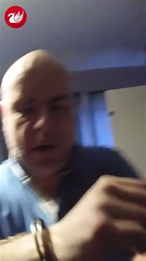 🚔 Dazed cocaine dealer handcuffed in bedroom after police smash down front door