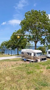 🏕️🚐🌲Mit wem würdest du gerne ein Camping-Abenteuer erleben? 🌄✨ Und darum könnte Schweden das perfekte Reiseziel für euch sein: 1️⃣ Laut Pincamp gehören schwedische Campingplätze zu den günstigsten in ganz Europa. Und gerade ab Mitte August, wenn die Sommerferien in Schweden sich dem Ende neigen, findest du hier top Stellplätze für ein super Preisleistungsverhältnis. 2️⃣ Egal ob Wohnwagen, Wohnmobil oder Zelt - in Schweden findest du deinen Traumplatz mit 75.000 Stellplätzen und 9.000 Ferienh