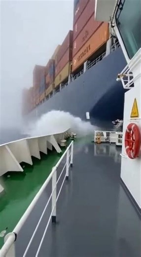 ⛈ 🛳 🌫️ Heavy Fog Collision Hits Cargo Ship