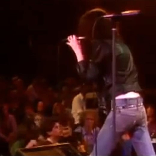 RAMONES - Don't Come Close | Ramones Forever