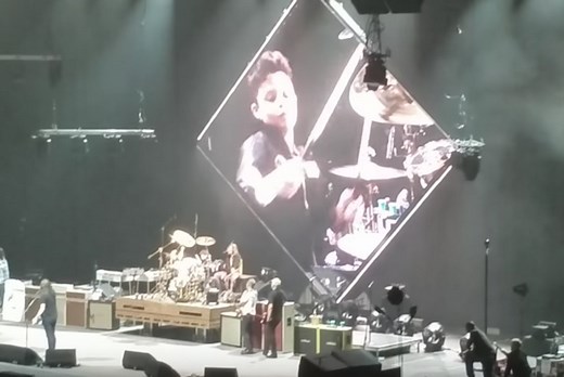 Foo Fighters bring an 8 years old kid on stage to drum in Nashville