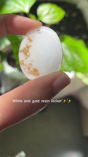 Cute and easy resin locket idea!! #resinart #diy