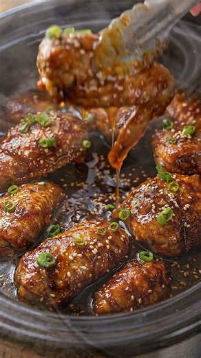 Sticky Garlic Slow-Cooker Wings 🍗🔥.#chickenwings #slowcookerrecipes #crockpotmeals #comfortfood