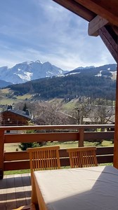 MEGÈVE - COMBLOUX Idéalement situé à Combloux, entouré de nature au calme abosolu, découvrez ce chalet de 300 m² à vendre avec 5 chambres et de superbe vues sur le Mont Blanc. Un véritable refuge tout confort dans la montagne près des pistes de ski. ~ MEGÈVE - COMBLOUX Ideally located in Combloux, surrounded by nature in absolute calm, discover this 300-m² chalet for sale with 5 bedrooms and superb views of Mont Blanc. A perfect refuge in the mountains with all the comfort and near the ski slope