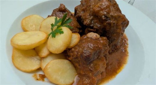 Sembra romano ma non lo è: è il ‘rabo de toro’, cugino spagnolo della coda alla vaccinara