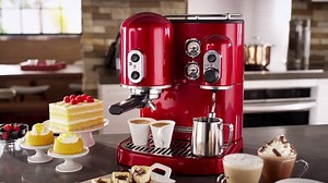 Con la Cafetera Espresso de KitchenAid® te conviertes en un barista al poder preparar en casa los más exquisitos espressos. Prepara espressos de cuerpo completo y sabor concentrado. | KitchenAid México
