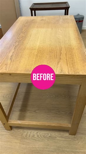 Lille skrivebord i massiv eg – råt og tidløst design. Opdag dette lille skrivebord i eg, et perfekt møbel til både hjemmekontoret og kreative hjørner i hjemmet. Bordet er renset, slebet og ny-fineret på bordpladen, hvilket fremhæver træets naturlige struktur og varme toner. Det massive eg-understel giver stabilitet og soliditet, mens den nyfinerede bordplade tilfører et frisk og holdbart udtryk. Dette skrivebord fremstår i rå tilstand, klar fra snedkeren til ibrugtagning, så du kan nyde æstetikk