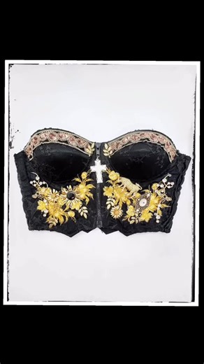 🌸DID YOU KNOW…..🌸 We also embellish corsets!!! This is something we would love to do more of! What would you like to see on a corset? This was created for the stunning @harlowlovesdaisyofficial Celestial Runway for Melbourne Fashion Week! Such an honor to create something for such an incredible fundraising event! FASHION DESIGNER - @harlowlovesdaisyofficial JEWELLERY AND CROWN DESIGN: @leelidesign CAMPAIGN - @harlowlovesdaisyofficial presents ‘Celestial’ for @melbfashionweek CHARITY - @agcfau 