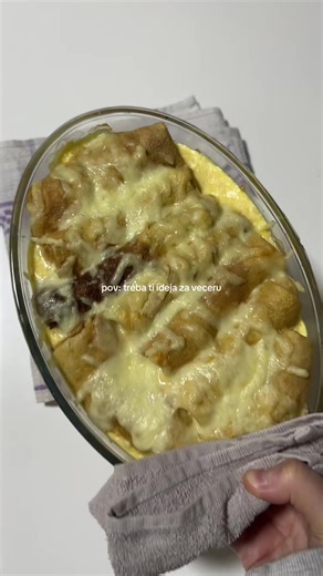 Slane punjene palacinke🥞🍗🍄‍🟫 Palacinke: 2 jaja kasikica secera 200 ml mlijeka 2 kasike ulja 200 g brasna 200 ml vode malo soli Izmutiti jaja sa secerom, dodati mlijeko i ulje, zatim postepeno dodavati brasno te dodati sol. Dobro izmijesati da nema grudvica, na kraju dodati vodu i jos jednom kratko izmijesati. Ispeci tanke palacinke na zagrijanoj tavi. (*od ove amjesese dobije oko 10kom) Punjenje (kolicina po zelji): luk sampinjoni pileci file zacini po zelji paradajz sos malo vrhnja za kuhan