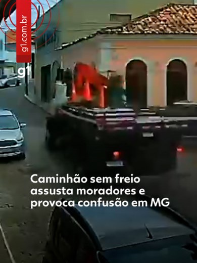 Minas Gerais - Um caminhão desgovernado provocou uma série de acidentes na tarde de segunda-feira (15) em Itapecerica, no Centro-Oeste do estado. ​➡️ Segundo a Polícia Militar (PM), o veículo apresentou falha mecânica nos freios, quase atropelou um trabalhador que estava em uma empilhadeira, invadiu a contramão, bateu em um carro e atingiu a fachada de um comércio na região central da cidade. Ainda de acordo com a PM, o caminhão seguia pela entrada do município quando o motorista, de 62 anos, pe