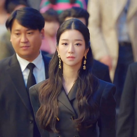 헡헜헖헢헟험헬 ᥫ᭡ on Instagram: "Such a fashion icon. So classy and gorgeous munyeong! ✨ @yeyeji_seo"