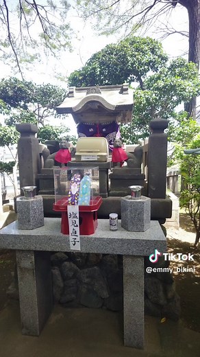 待乳山聖天さま参拝 🩷⛩️✨ 浅草で、そっと強い力を感じる場所。 待乳山聖天（まつちやましょうでん）さまへ参拝してきました🩷✨ ここは浅草寺の支院で、 正式には「本龍院」。 なんと 1400年以上の歴史 をもつ、 とても古い聖地です。 一夜にして現れた霊山を 金龍が守護したという伝説が残る、 特別な場所でもあります。 待乳山聖天さまのご利益はとても深く、 ✨ 身体健全 ✨ 夫婦和合・良縁 ✨ 商売繁昌 ✨ 心願成就 といわれています🫶✨ 境内にたくさんある 大根と巾着の印 がとても印象的🥹✨ 🥬大根＝心と身体を整える・良縁 👛巾着＝財福・商売繁盛 願いを現実に結ぶ、やさしく力強い象徴なんです🩷 わたしはこの場所で、 「みなさんの心と身体が 整いますように」 そんな祈りを 静かに届けてきました🌿✨ 浅草のにぎわいから 少し離れた高台にあり、 空気がふっと変わる感覚。 隅田川の風と、 空に伸びるスカイツリーも見えて、 まるで心のノイズが洗い流されるようでした🌈✨ “願いを焦らず、でも確実に育てる” そんな聖天さまの優しさを感じた参拝でした🙏🩷 #待乳山聖天 #浅草 #
