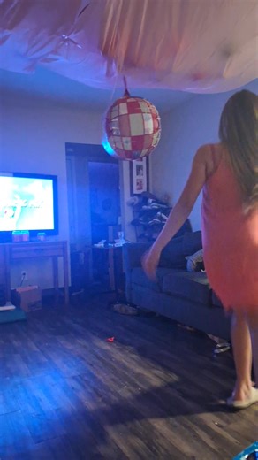 Somebody's a little hyper 🤣🤣🤣 I don't know what kind of dance they call this but shes having fun🧡🧡 | Julia Henderson