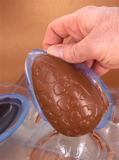 N'achète plus tes Kinder Surprise, fais les maison 💪 Utilise le kit œuf surprise Cerf Dellier qui rassemble les indispensables pour les réussir : ▪️un moule chocolat 3 parties en forme d'oeuf avec motifs cœurs ▪️400 g de chocolat de couverture au lait ▪️10 sachets avec leurs liens pour offrir ▪️une surprise au choix Les gros ➕ du moule 3 parties : ✅ Des graduations intégrées dans les empreintes, pour doser juste la bonne quantité de chocolat et dire adieu au gaspillage ✅ Un montage en trois par