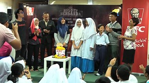 377K views · 2.3K reactions | Growing up in Chow Kit, Wana treasured moments spent with her parents over some meals at KFC. But due to unfortunate circumstances, they can no longer afford to. When we found out about her story through R.AGE's Children of Chow Kit documentary, we knew we had to do something. Watch to find out what happened below. Find out how you can contribute to the Add Hope programme here: https://kfc.com.my/csr-addhope | KFC | Facebook