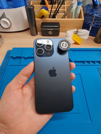 iPhone 15 Pro Max mit schwachem Akku ⚡️ Kunde kam mit dem Problem: Akku hält nicht mal einen halben Tag. ➡️ Gerät geöffnet ➡️ Alten Akku professionell entfernt ➡️ Neuen Qualitätsakku verbaut ➡️ Alles getestet & wieder wie neu 🔋✅ Saubere Arbeit ohne Risiko – so muss das sein. Wenn dein iPhone schnell leer geht, warte nicht zu lange. Ein schlechter Akku kann auch andere Schäden verursachen. 📦 Deutschlandweiter Versand möglich #iphone15promax #iphone15pro #akkutausch #handyreparatur #deutschland