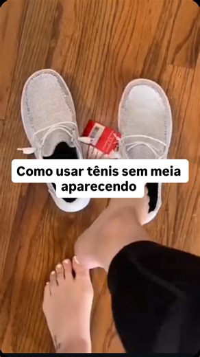 Babi Lima | Dicas on Instagram: "Não quer usar meia, mas odeia o desconforto do tênis direto no pé? Esse truque simples resolve: uma meia na palmilha e pronto. Ajuda a absorver o suor, evita atrito e deixa o uso muito mais confortável — sem precisar aparecer a meia no look. Simples, prático e funcional. - Se algum remix do seu vídeo te incomodar, só me chamar no privado que removemos o conteúdo. 🙂 ⁠. . . truquedecalcado #dicadodia #tenissemmeia #dicaspraticas #truquesimples #rotinapratica"