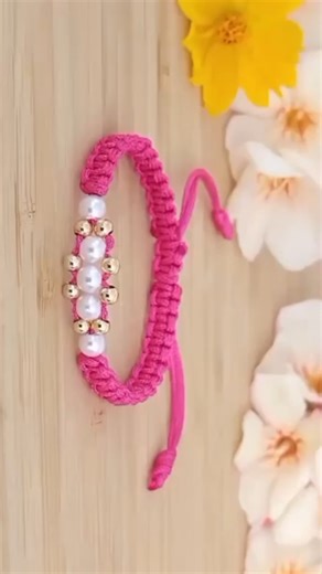 Aprende a hacer esta hermosa pulsera en macramé con perlas❤️ #pulseras #pulserashechasamano #bisuteriaartesanal | Maca Bisutería Artesanal