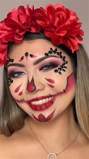 335K views · 2.7K reactions | ¡En GOC las tradiciones no faltan! 朗 Atrévete a recrear este look y haz que tu catrina cobre vida. ¡Fácil y rápido de realizar!  ¿Estás listx para robarar miradas?  #ilovegoc #mexicantradition #makeup #catrina #tutorial | GOC Make Up | Facebook