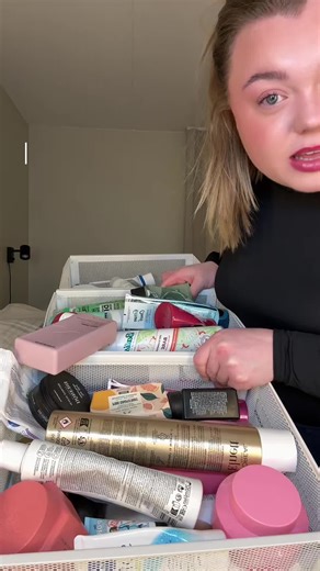 Ojojoj 💸🤣💆‍♀️✨ (och nej det betyder inte att jag köpt och använt upp allt detta på 4 månader- kan ha köpt något sedan flera år tillbaka men produkten har tagit slut under de senaste 4 månaderna) Produkter ifrån: @Lyko Sverige @Schwarzkopf Professional @KEVIN.MURPHY @CAIA Cosmetics @Nõberu Stockholm @rustasverige @First Aid Beauty @Dove Beauty & Personal Care @sundaebody @The Body Shop Sverige @Waterclouds Haircare @Antonio Axu Hair Care @Batiste Nordics @L’Oréal Professionnel @Rituals @Yeppo!