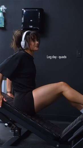 Let’s hit some legs Quad focused leg day Leg curls 3 x 10-12 Smith machine squat 3 x 8-12 Leg press 2 x 8-12 Leg extension 3 x 8-12 Walking lunges 2 x 8-10 ea leg Wearing the new gymshark Vital Sculpt Seamless shorts in small. Launching today at 2pm est Code JESSB10 to save $ and support me 🫶🏼 | Jessica bickling