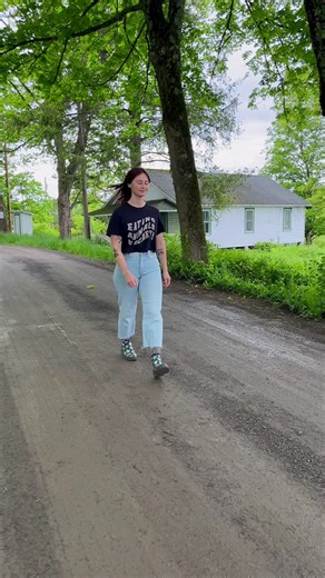 Ever wondered what The Gray Barn is like inside? Join us for a mini tour of the inn! This is a space where you can find sanctuary within a Sanctuary🤍 Choose from our five beautiful rooms, all named after rescued residents, and experience a vacation like no other! From yummy homemade vegan breakfasts to cozy reading sessions on your own terrace, to rubbing a pig’s belly on your private tour, stays at our inn are bound to have you coming back for more🐷✨ Ready to book your stay? Tap the 🔗 in our