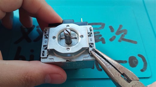 机械定时器的拆解欣赏，中间的计时机构相当于一个机械钟，你有没有看到过？