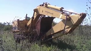 Starting the Caterpillar 235 excavator [HD 720p]