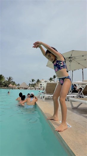 Calificando los clavados de mis hijas en la piscina 😱