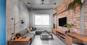 Tijolinhos e cimento queimado compõem estilo industrial neste apê de 90 m²